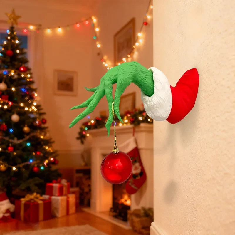 A árvore de Natal de fada é decorada com brinquedos de pelúcia verdes, marionetes de armas de monstro e árvores de Natal de fadas para decorar a festa