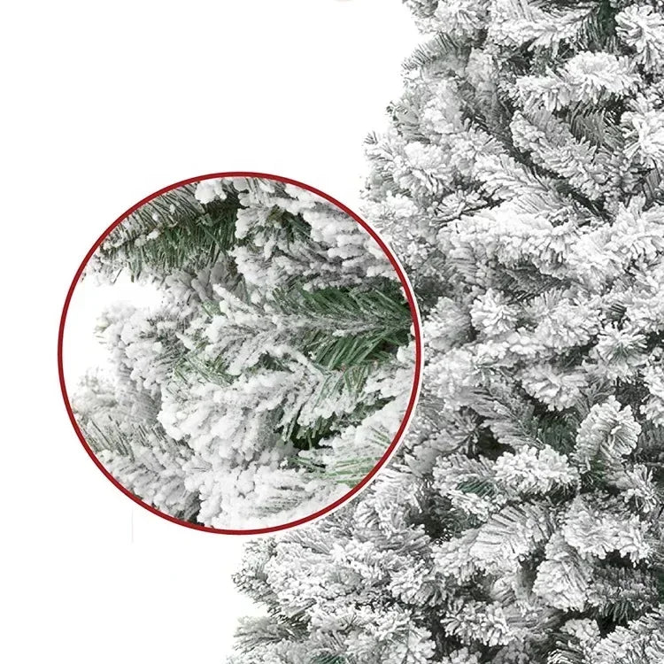 Árvore de Natal artificial em PVC com efeito de neve e galhos esbranquiçados, ideal para decoração de vitrines e para as festas de fim de ano.