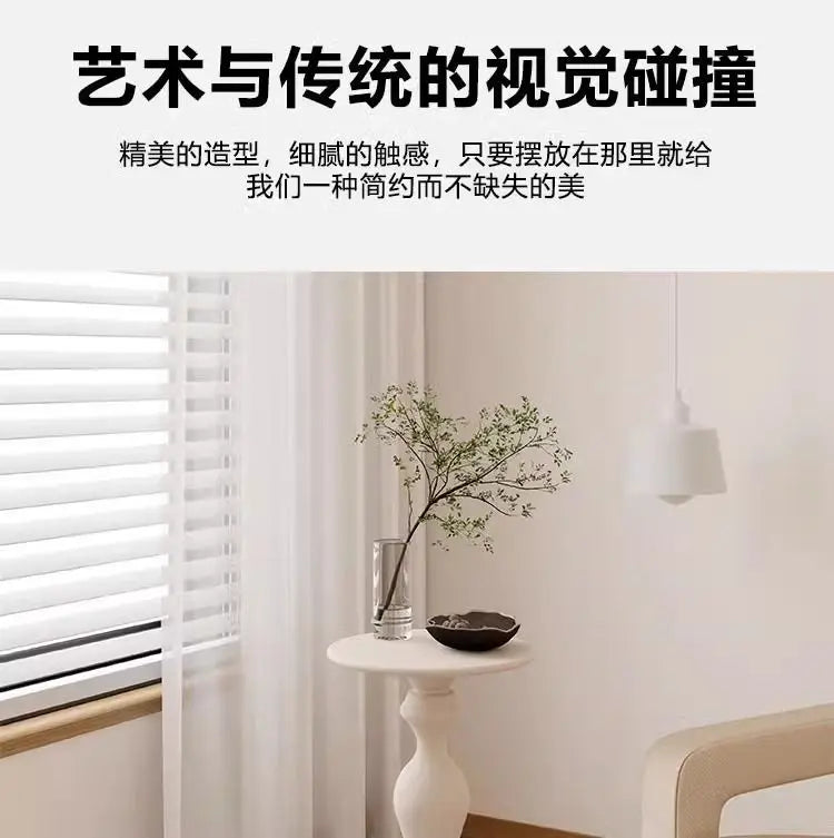 Apartamento pequeno com design minimalista moderno, sala de estar junto à cama, sofá, mesa de centro, mesa redonda de ferro, estilo ins.
