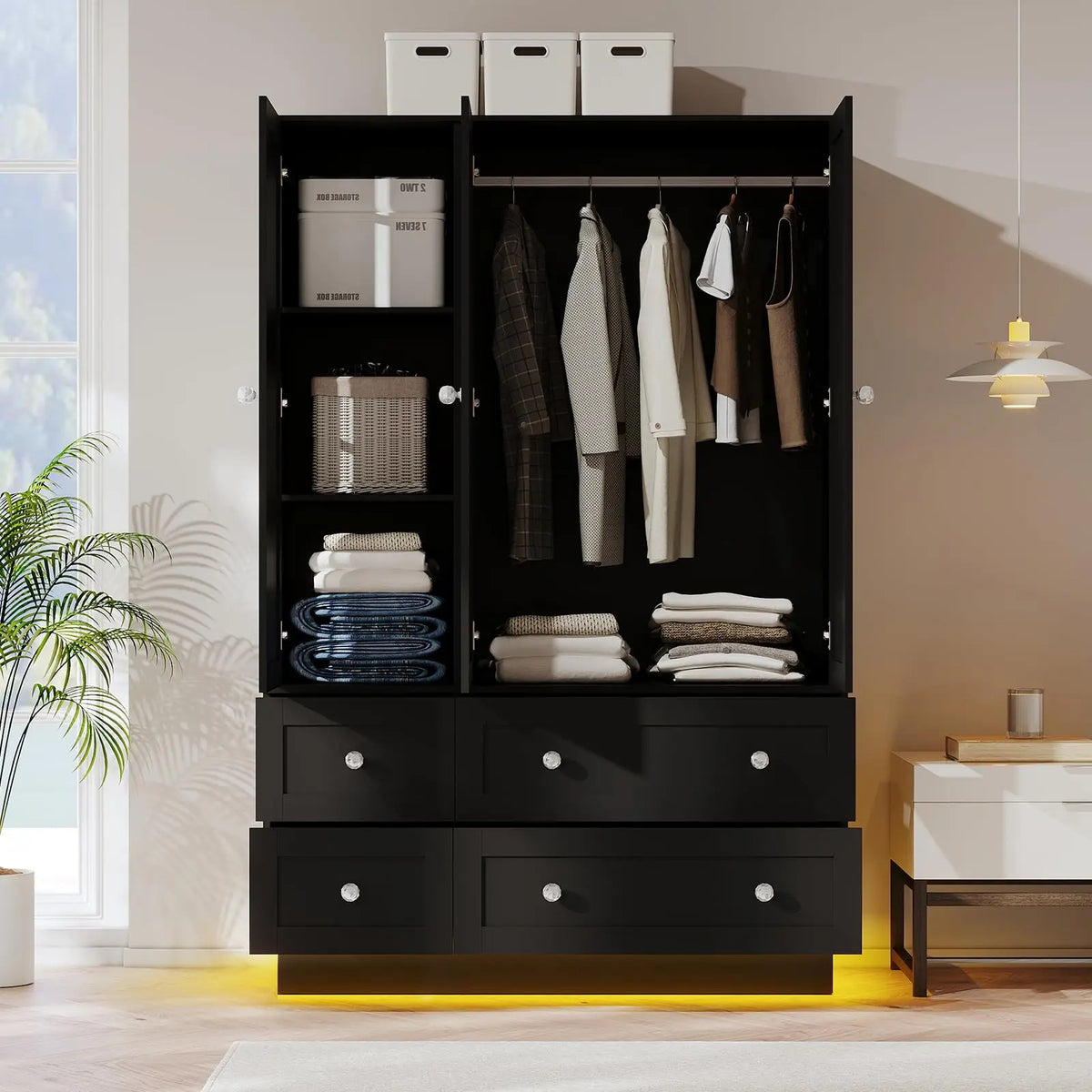 Guarda-roupa com 3 portas, armário de quarto com espelho e 4 gavetas.