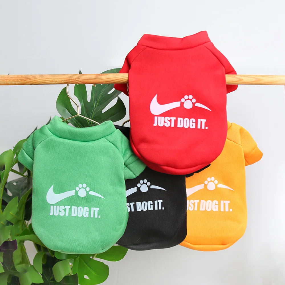 Roupas para animais de estimação de outono e inverno, bonito inglês carta veludo em torno do pescoço com capuz, super fofo gato e cachorro roupas universais, fashionab