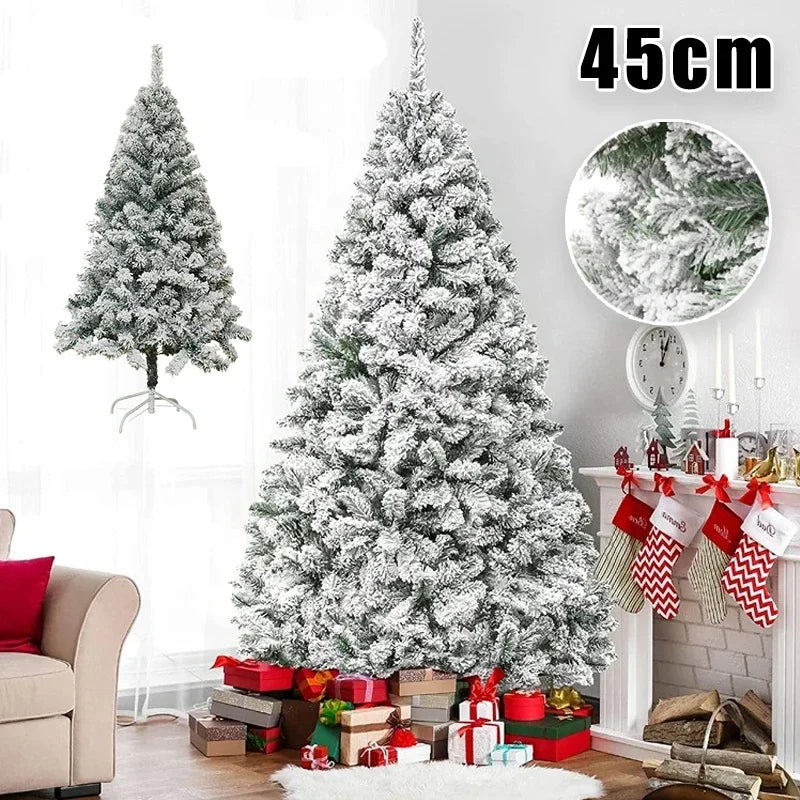 Árvore de Natal artificial em PVC com efeito de neve e galhos esbranquiçados, ideal para decoração de vitrines e para as festas de fim de ano.