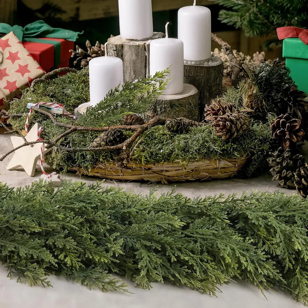 Guirlanda de árvore de Natal artificial com folhas de cipreste e enfeites de pinho para pendurar, ideal para decoração de festas em casa, áreas externas e jardins. Preço acessível.