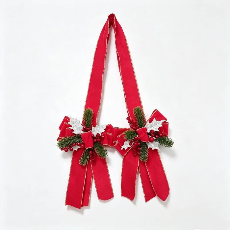 Laço de Natal para pendurar, com frutos vermelhos, agulhas de pinheiro e laço de veludo com bordas douradas e prateadas, para decoração de portas ou janelas.
