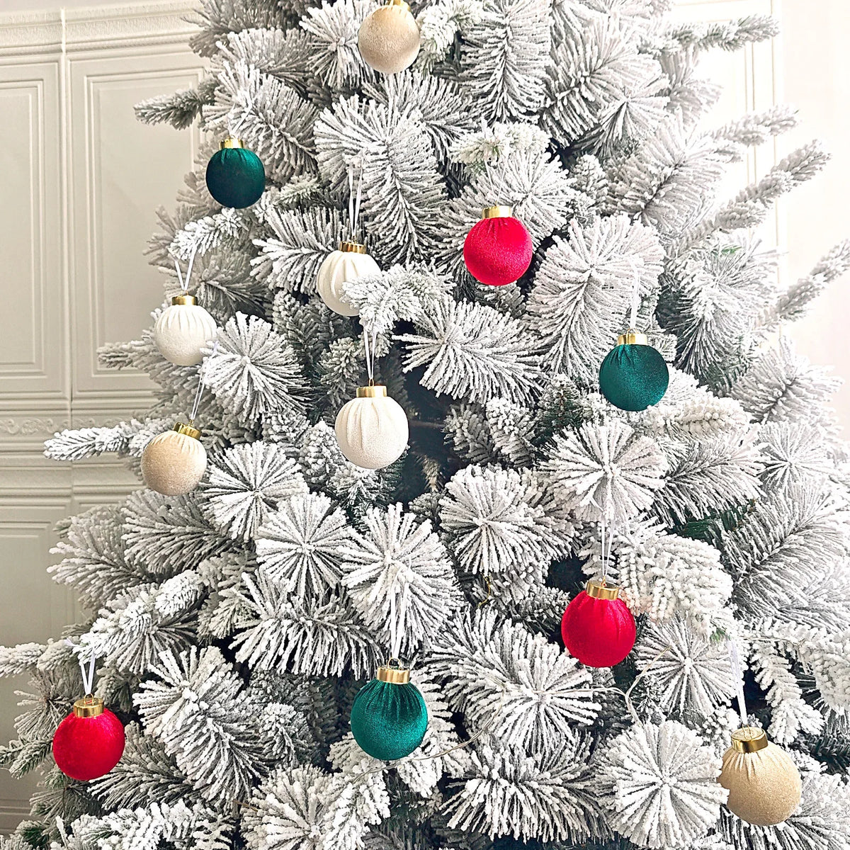 12 unidades de enfeites de Natal em forma de bolas, revestidos com tecido macio, para pendurar na árvore de Natal, presente de Natal e Ano Novo.
