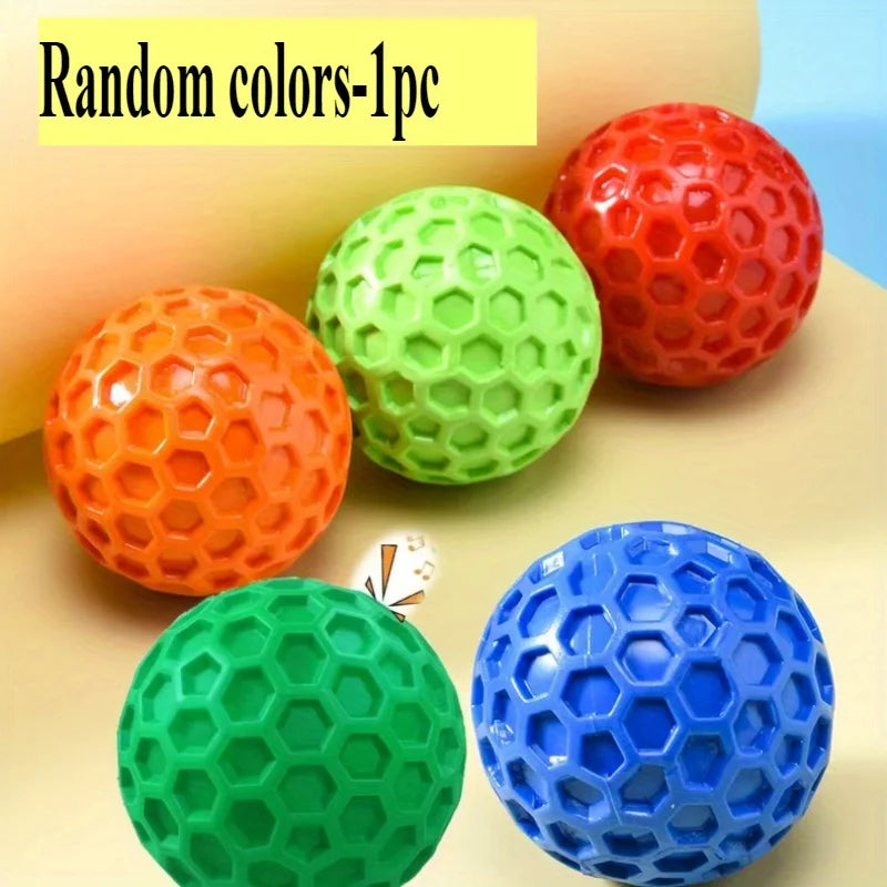 Brinquedo de Borracha Natural Resistente para Cães, Bola Indestrutível com Som para Mastigadores Agressivos, Sabor Carne, Design Hexagonal, Saúde Dental