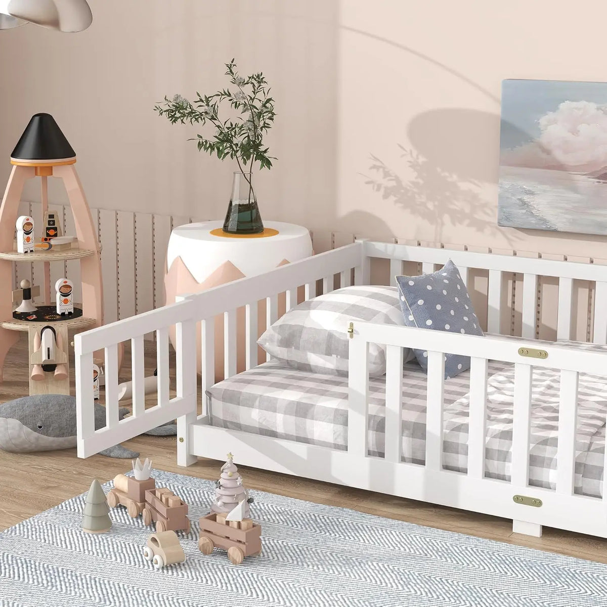 Cama de chão de tamanho duplo com ripas e porta, estrutura de cama de chão Montessori com trilhos altos, camas infantis de madeira dupla com cerca, sem caixa de mola