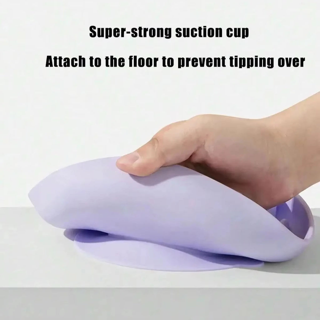 O tapete de lamber para animais de estimação é feito de silicone de grau alimentício e possui uma tigela com design duplo para prevenir asfixia e promover a alimentação lenta.
