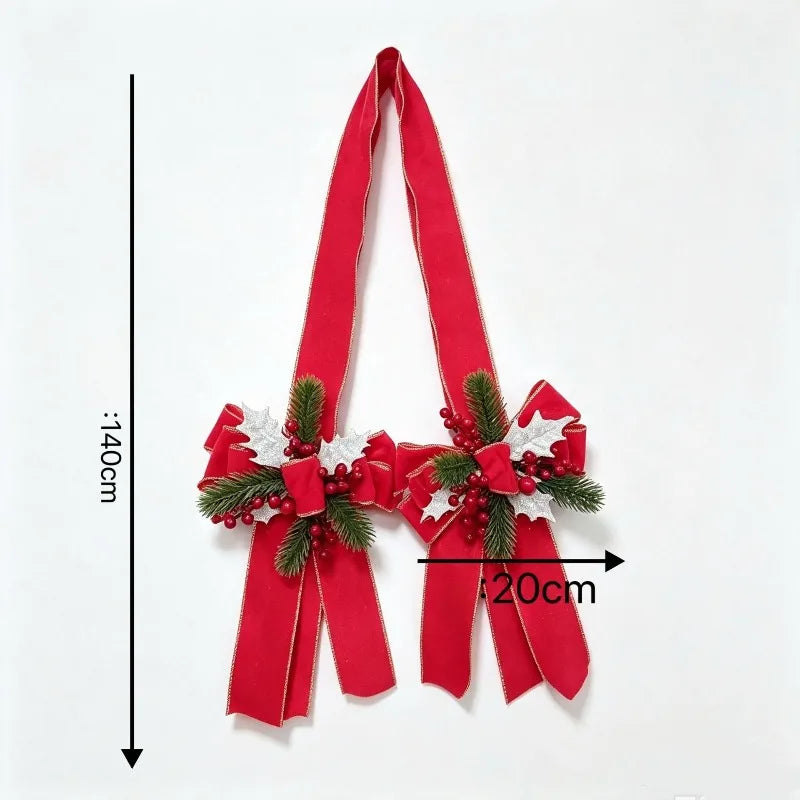 Laço de Natal para pendurar, com frutos vermelhos, agulhas de pinheiro e laço de veludo com bordas douradas e prateadas, para decoração de portas ou janelas.