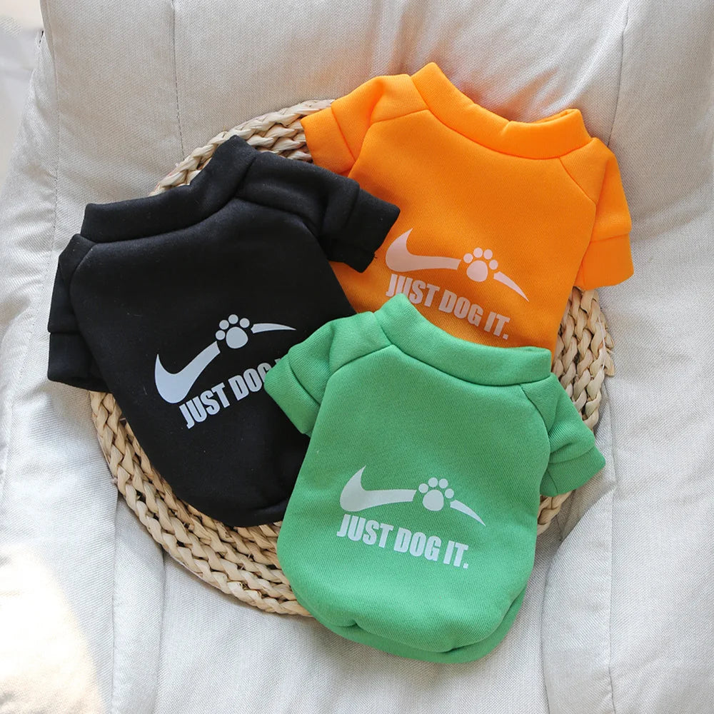Roupas para animais de estimação de outono e inverno, bonito inglês carta veludo em torno do pescoço com capuz, super fofo gato e cachorro roupas universais, fashionab