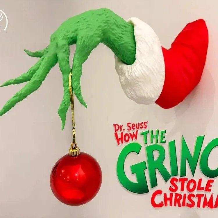 A árvore de Natal de fada é decorada com brinquedos de pelúcia verdes, marionetes de armas de monstro e árvores de Natal de fadas para decorar a festa