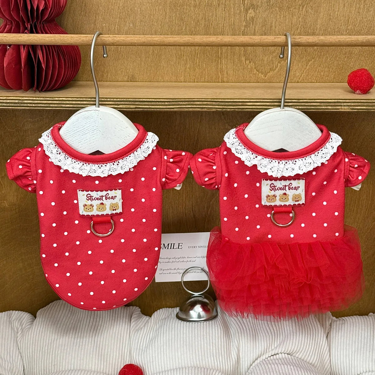 Camiseta de Primavera para Pets, Vestido Princesa Vermelho com Bolinhas, Colete de Renda Fofo para Cães Pequenos e Filhotes