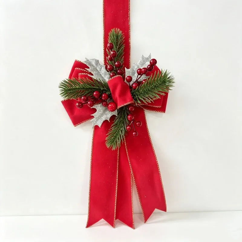 Laço de Natal para pendurar, com frutos vermelhos, agulhas de pinheiro e laço de veludo com bordas douradas e prateadas, para decoração de portas ou janelas.