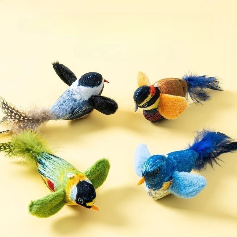 Brinquedo interativo para gatos, em forma de pássaro de pelúcia, ativado por som e fixado na parede, com catnip, para brincadeiras e entretenimento de gatos em ambientes fechados.