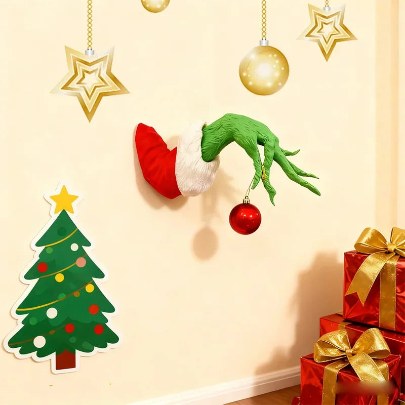 A árvore de Natal de fada é decorada com brinquedos de pelúcia verdes, marionetes de armas de monstro e árvores de Natal de fadas para decorar a festa