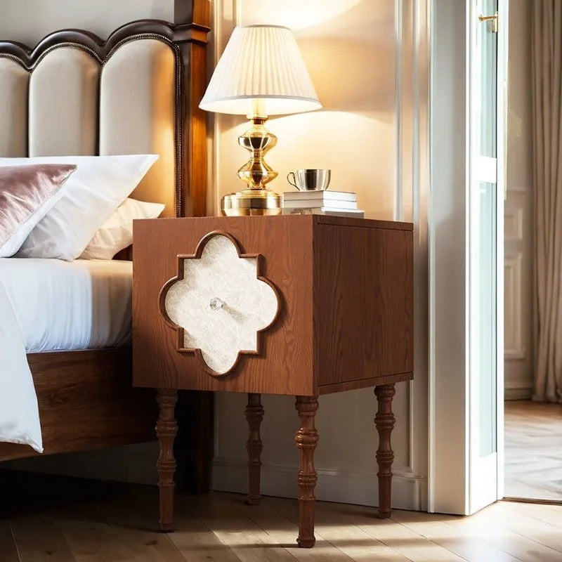 Mesa de Cabeceira Antiga de Luxo de Alta Qualidade em Madeira de Freixo com Design Artístico de Trevo de Quatro Folhas, Armário Lateral para Sofá e Armário de Cabeceira para Quarto