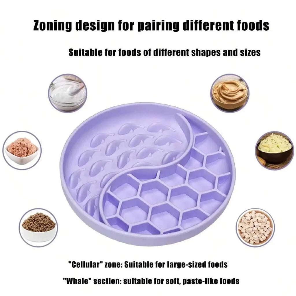O tapete de lamber para animais de estimação é feito de silicone de grau alimentício e possui uma tigela com design duplo para prevenir asfixia e promover a alimentação lenta.