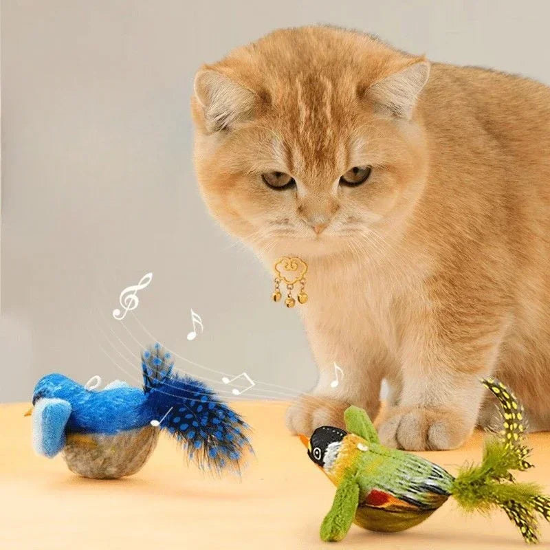 Brinquedo interativo para gatos, em forma de pássaro de pelúcia, ativado por som e fixado na parede, com catnip, para brincadeiras e entretenimento de gatos em ambientes fechados.