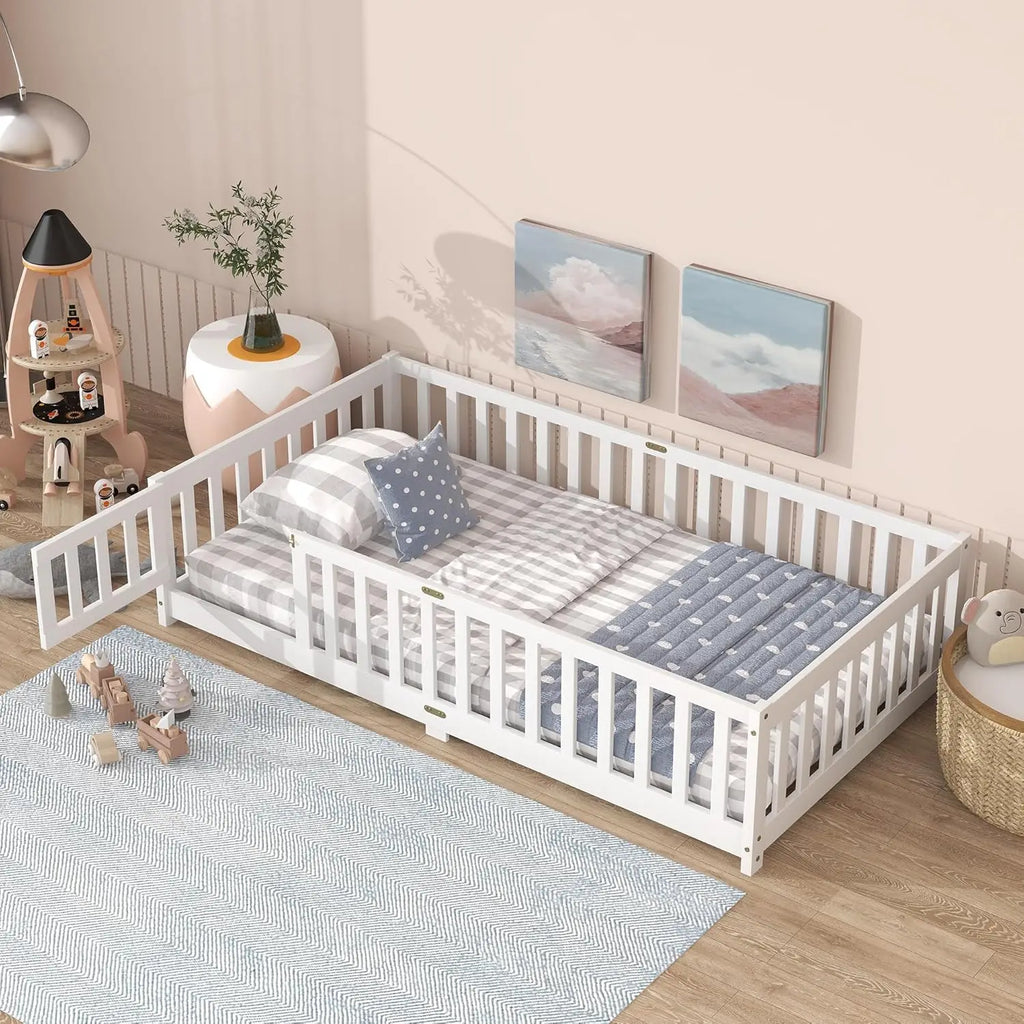 Cama de chão de tamanho duplo com ripas e porta, estrutura de cama de chão Montessori com trilhos altos, camas infantis de madeira dupla com cerca, sem caixa de mola