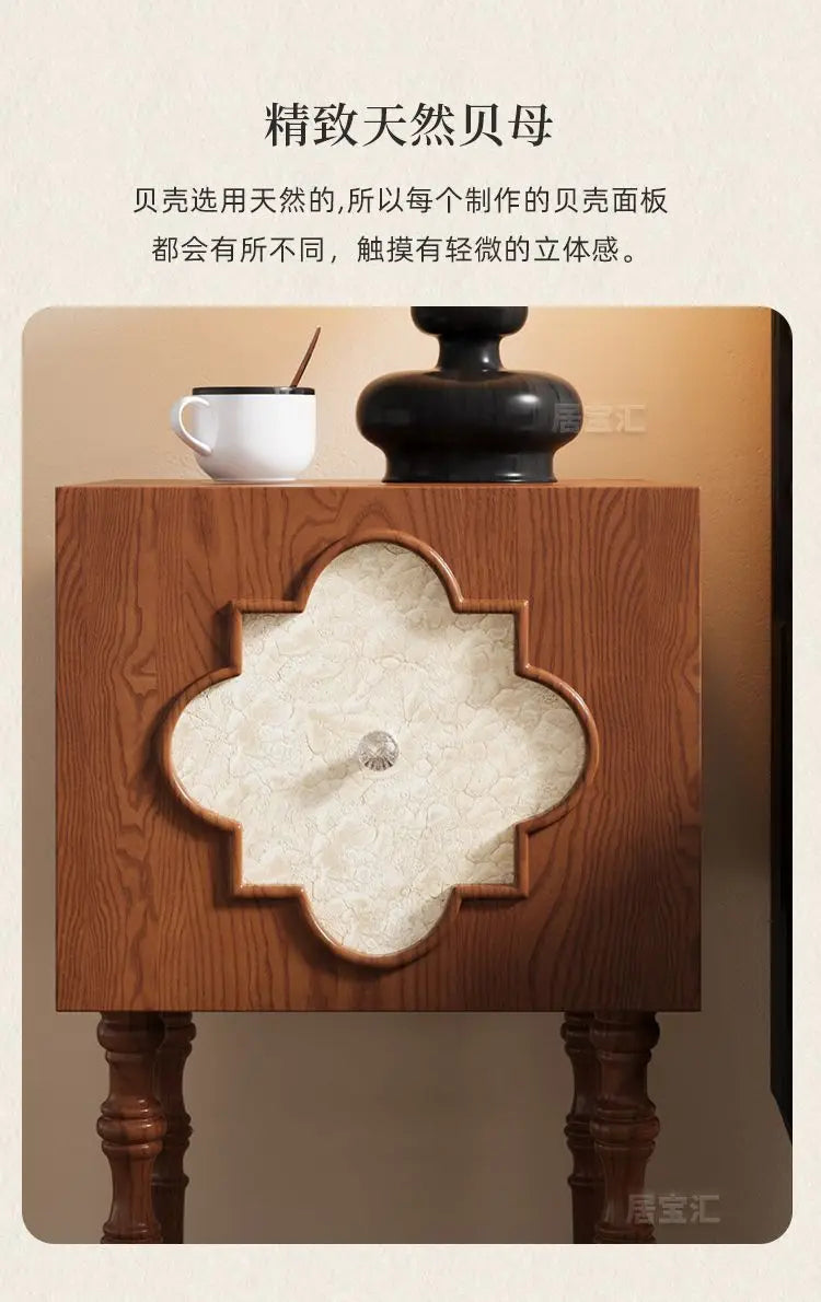 Mesa de Cabeceira Antiga de Luxo de Alta Qualidade em Madeira de Freixo com Design Artístico de Trevo de Quatro Folhas, Armário Lateral para Sofá e Armário de Cabeceira para Quarto