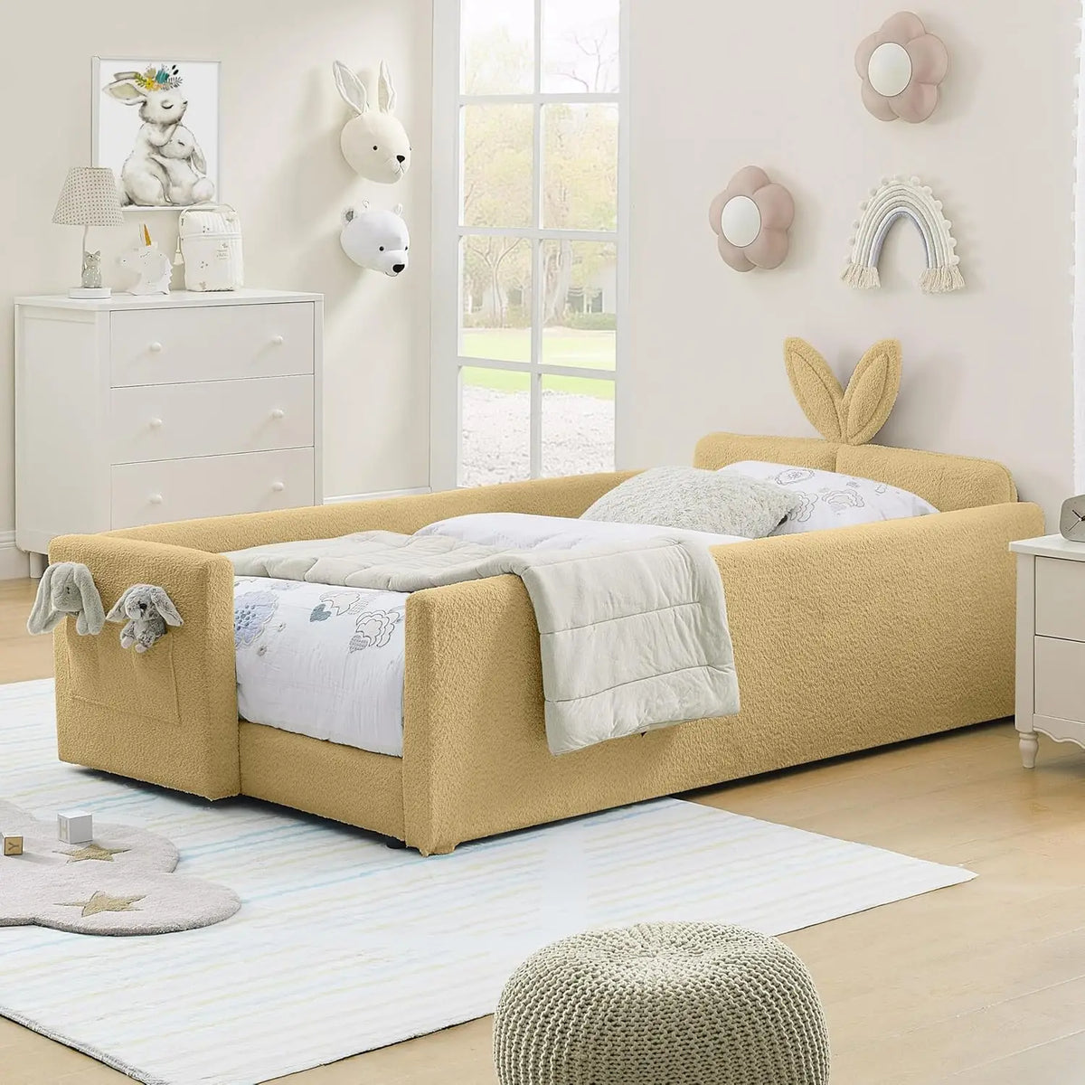 Cama Plataforma Tamanho Twin, Cabeceira Estofada Boucle com Orelhas de Coelho, com Bolso e Grade de Proteção para Quarto Infantil, Bege, Personalizada