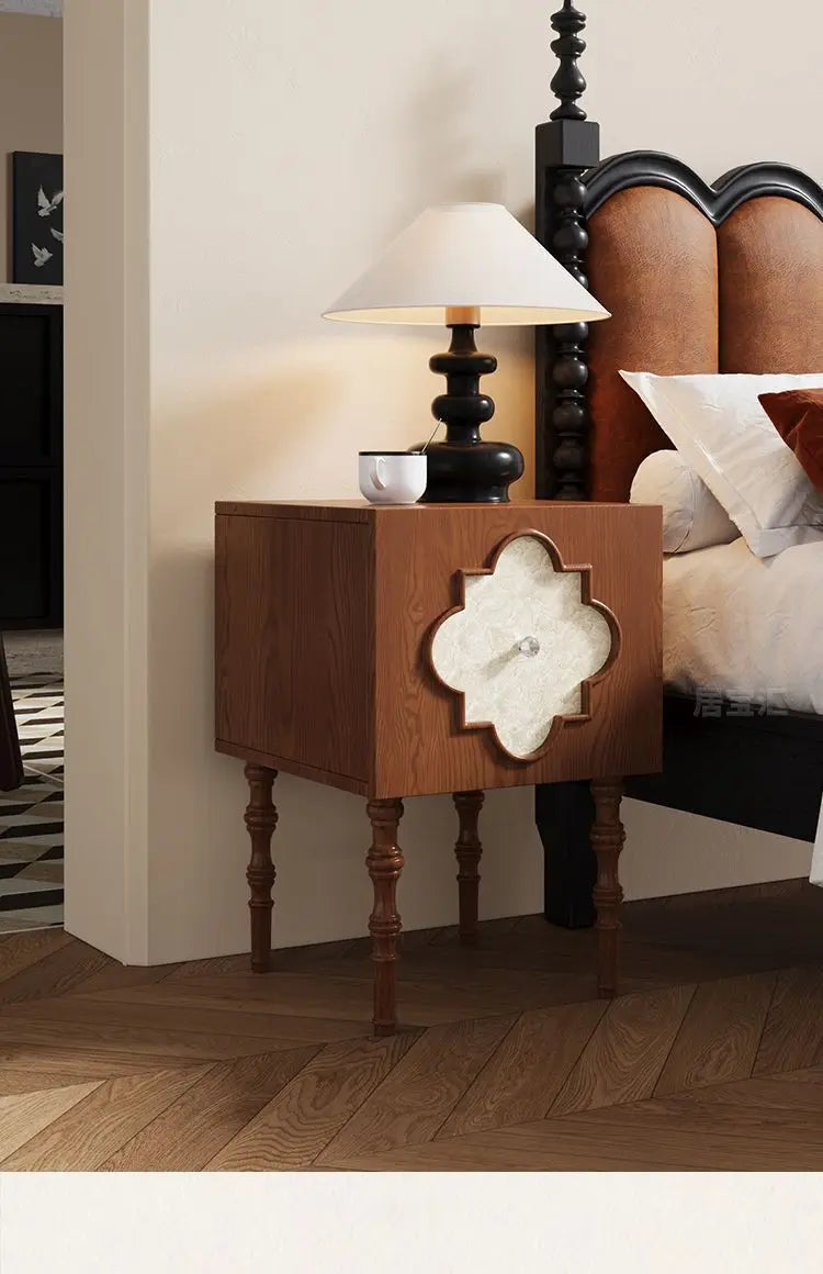 Mesa de Cabeceira Antiga de Luxo de Alta Qualidade em Madeira de Freixo com Design Artístico de Trevo de Quatro Folhas, Armário Lateral para Sofá e Armário de Cabeceira para Quarto