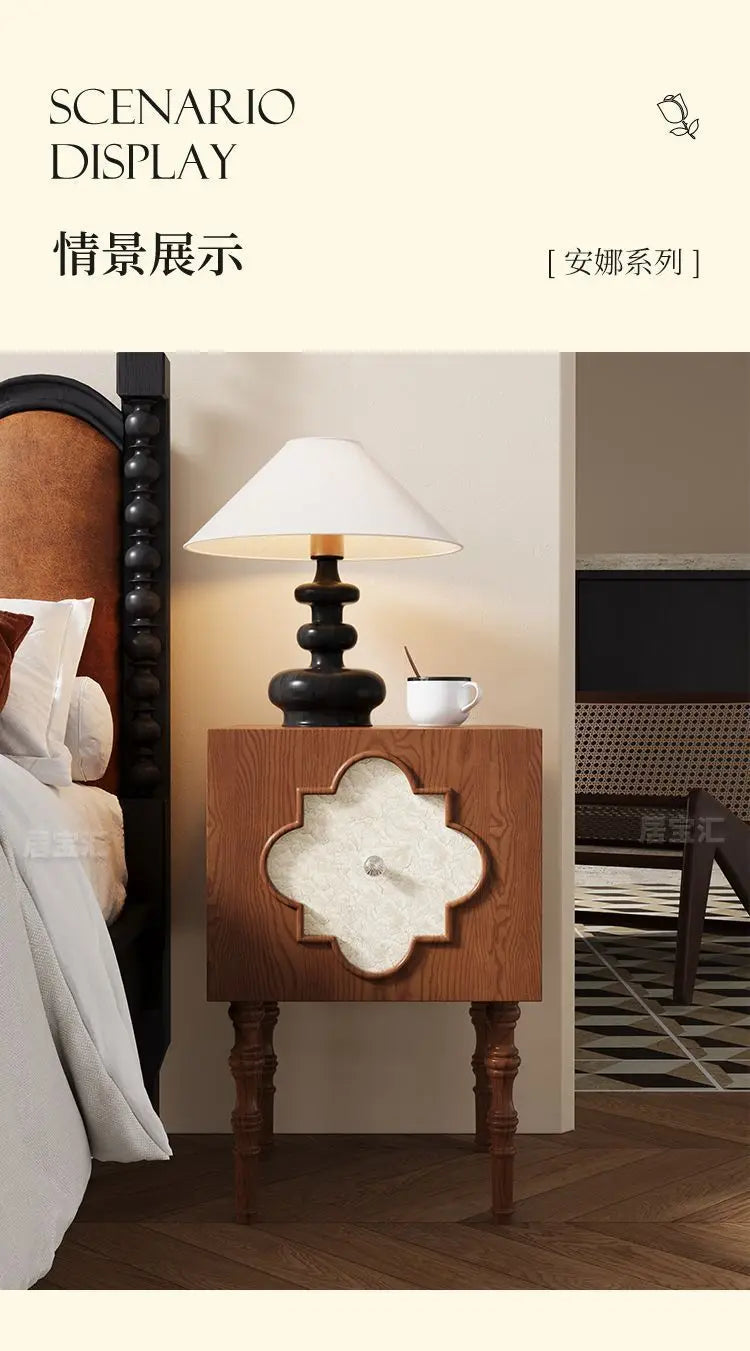 Mesa de Cabeceira Antiga de Luxo de Alta Qualidade em Madeira de Freixo com Design Artístico de Trevo de Quatro Folhas, Armário Lateral para Sofá e Armário de Cabeceira para Quarto