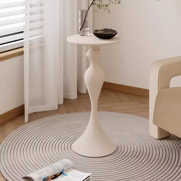 Apartamento pequeno com design minimalista moderno, sala de estar junto à cama, sofá, mesa de centro, mesa redonda de ferro, estilo ins.
