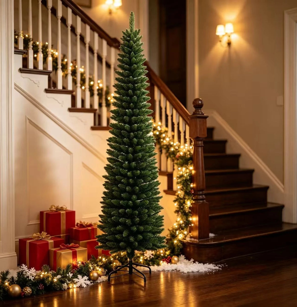 Árvore de Natal artificial, de formato alongado, cor verde-pinho, para decoração de festas e eventos familiares em ambientes fechados.