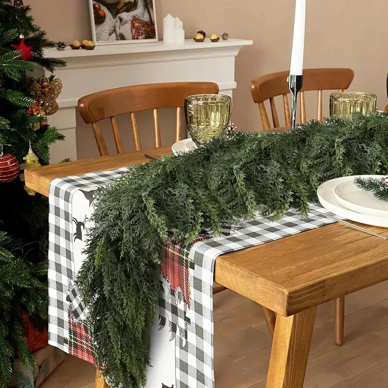Guirlanda de árvore de Natal artificial com folhas de cipreste e enfeites de pinho para pendurar, ideal para decoração de festas em casa, áreas externas e jardins. Preço acessível.