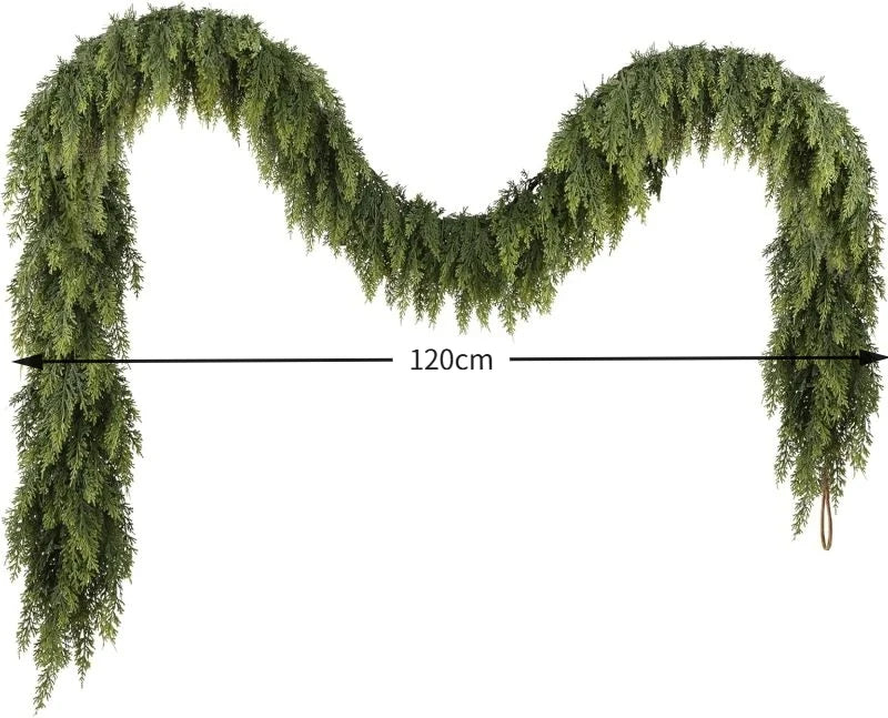 Guirlanda de árvore de Natal artificial com folhas de cipreste e enfeites de pinho para pendurar, ideal para decoração de festas em casa, áreas externas e jardins. Preço acessível.