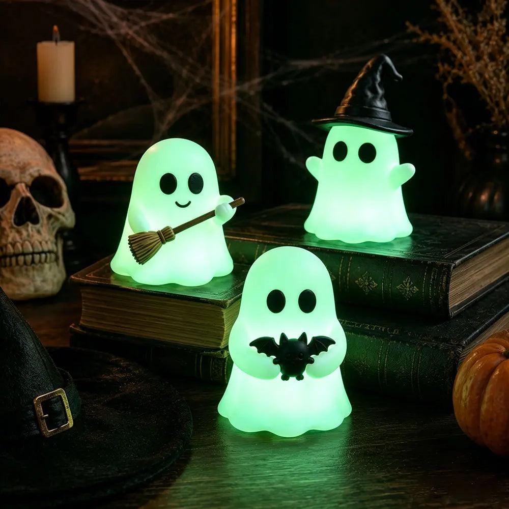 Cenário de decoração de mesa com tema de Halloween - pequenos fantasmas fofos, itens decorativos, mini micro-paisagem brilhante.