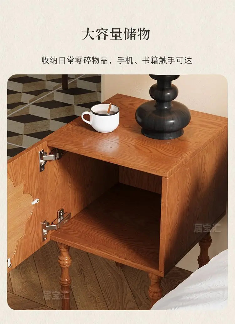 Mesa de Cabeceira Antiga de Luxo de Alta Qualidade em Madeira de Freixo com Design Artístico de Trevo de Quatro Folhas, Armário Lateral para Sofá e Armário de Cabeceira para Quarto