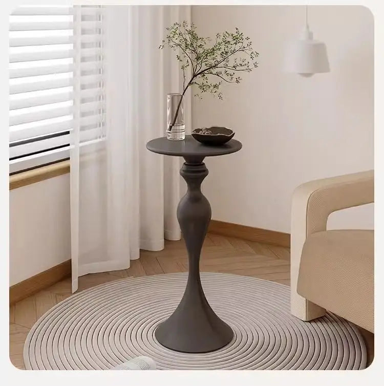 Apartamento pequeno com design minimalista moderno, sala de estar junto à cama, sofá, mesa de centro, mesa redonda de ferro, estilo ins.
