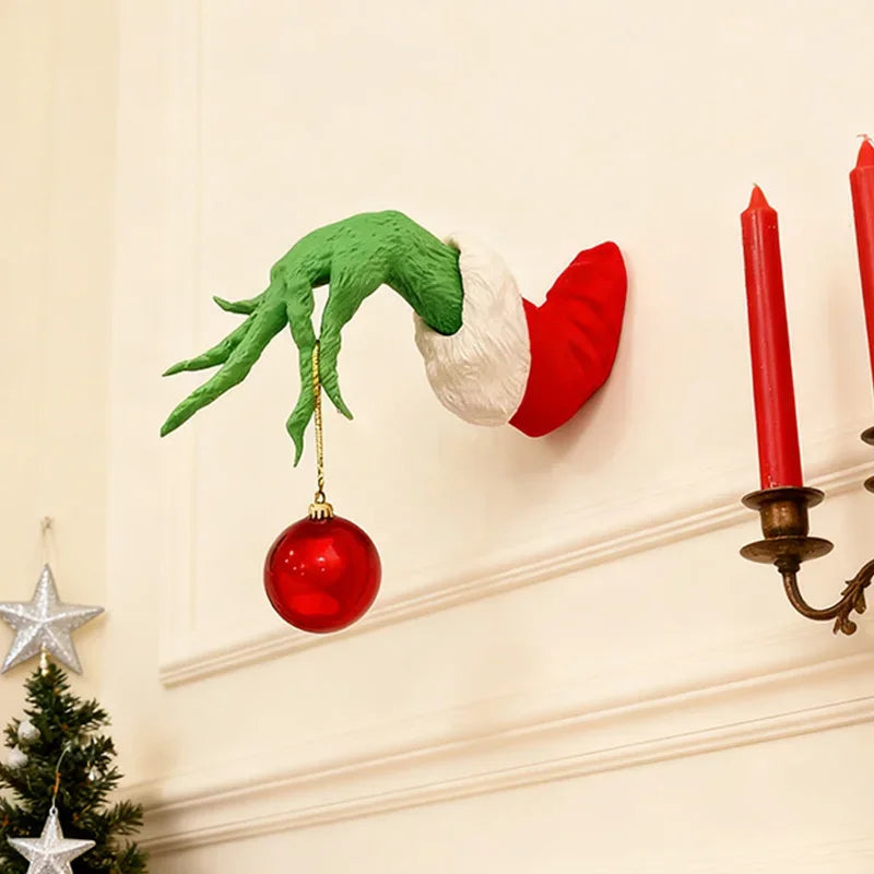 A árvore de Natal de fada é decorada com brinquedos de pelúcia verdes, marionetes de armas de monstro e árvores de Natal de fadas para decorar a festa