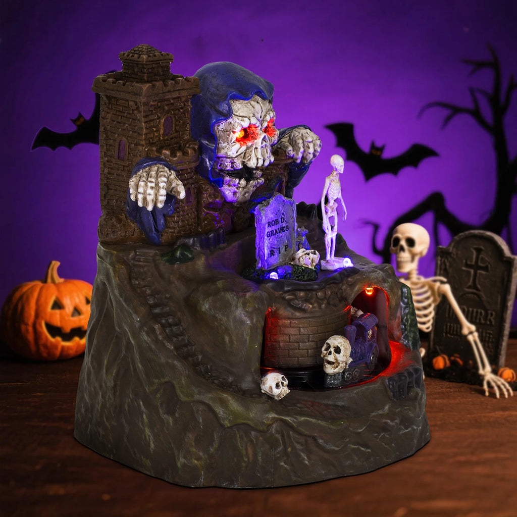 Decoração animada de casa de vila de Halloween com trem em movimento pré-iluminado música crânio fantasmas lápidas estatuetas atmosfera de festa assustadora
