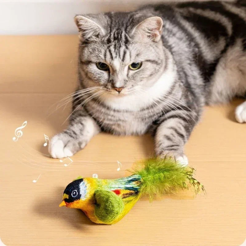 Brinquedo interativo para gatos, em forma de pássaro de pelúcia, ativado por som e fixado na parede, com catnip, para brincadeiras e entretenimento de gatos em ambientes fechados.
