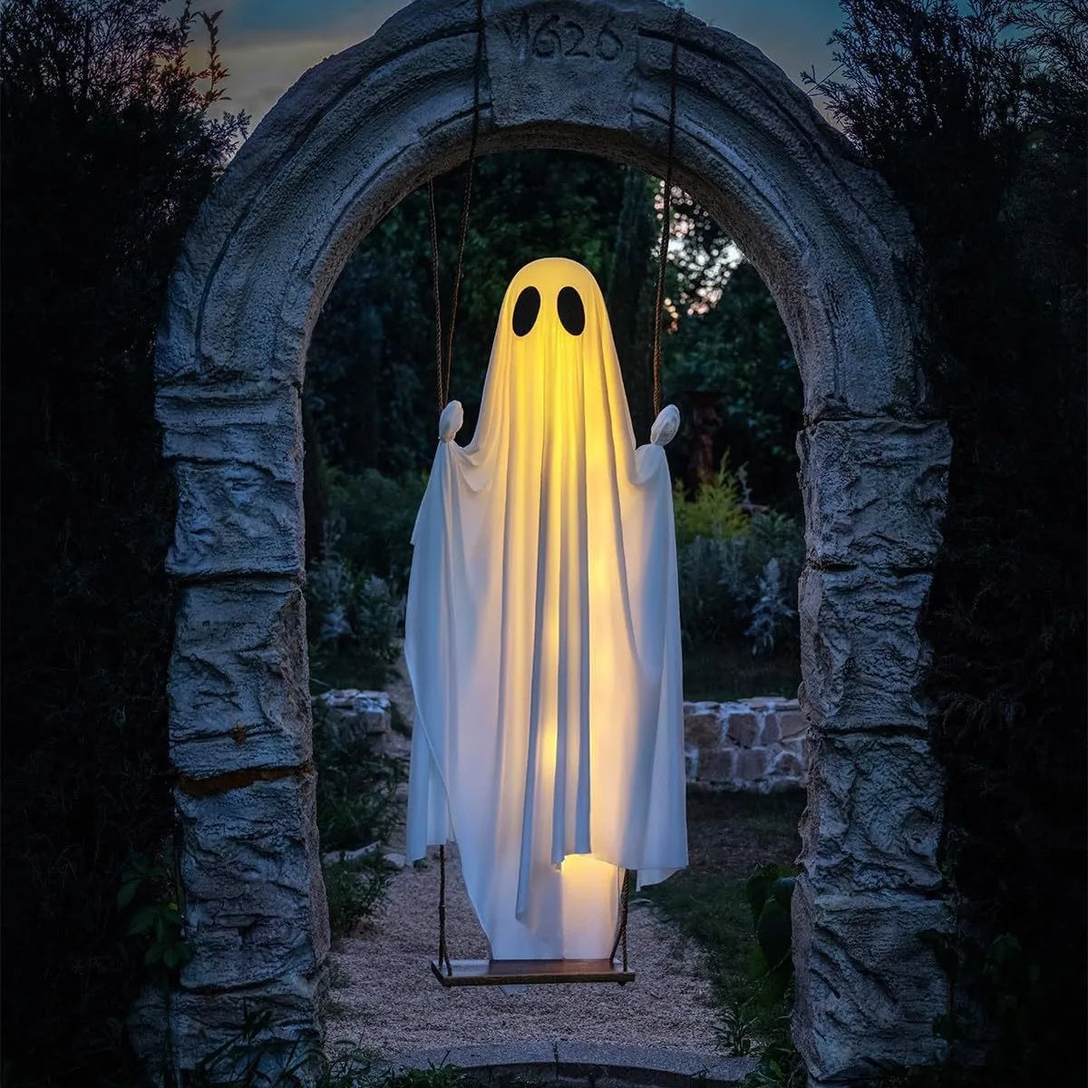 Decoração Suspensa de Fantasma Balançante para Halloween, Ornamento de Fantasma Branco Luminoso, Decoração para Casa Assombrada, Varanda, Quintal, Festa de Terror ao Ar Livre.