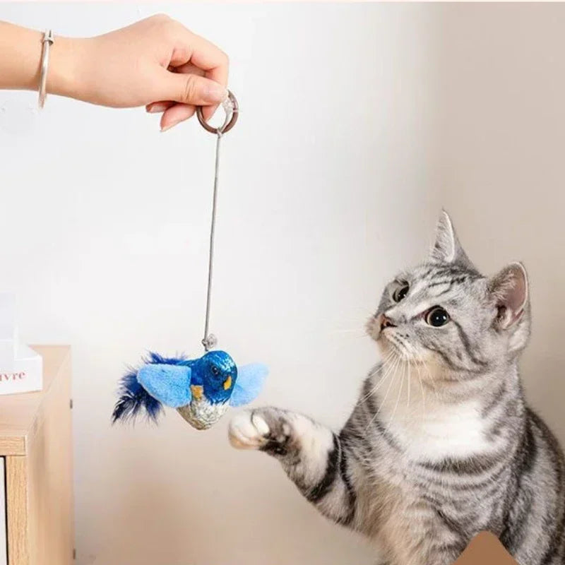 Brinquedo interativo para gatos, em forma de pássaro de pelúcia, ativado por som e fixado na parede, com catnip, para brincadeiras e entretenimento de gatos em ambientes fechados.
