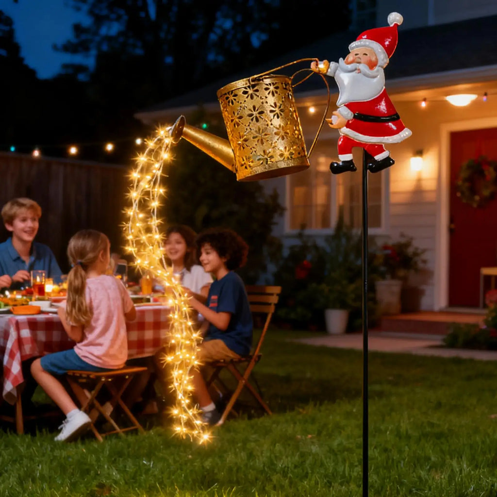 Lanterna de jardim solar com motivos natalinos, em forma de regador, com luzes LED, para uso exterior, à prova de água, em metal, para decoração de jardins e pátios.