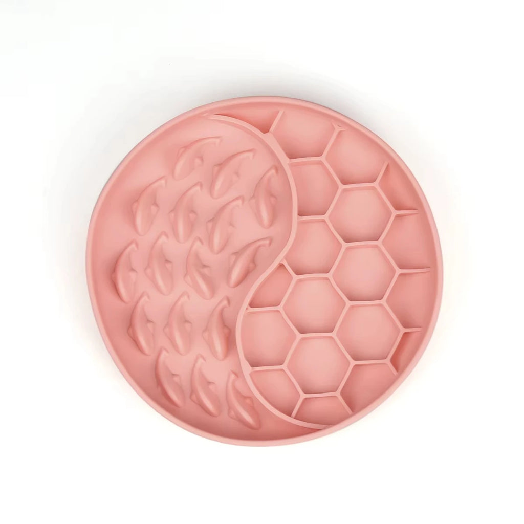 O tapete de lamber para animais de estimação é feito de silicone de grau alimentício e possui uma tigela com design duplo para prevenir asfixia e promover a alimentação lenta.