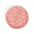 O tapete de lamber para animais de estimação é feito de silicone de grau alimentício e possui uma tigela com design duplo para prevenir asfixia e promover a alimentação lenta.