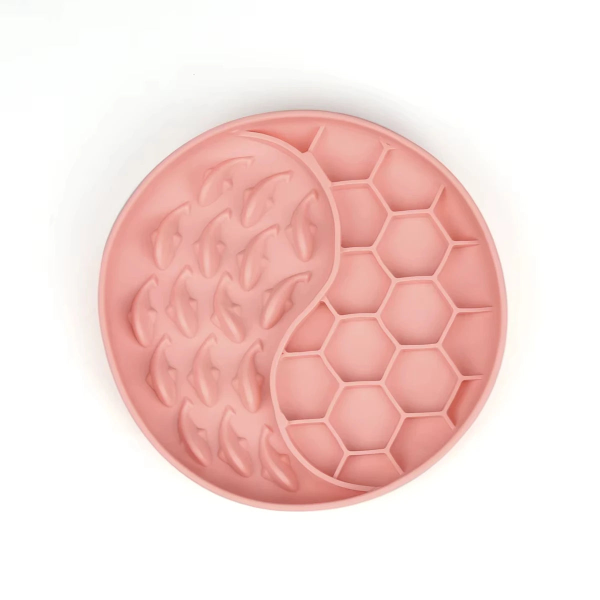 O tapete de lamber para animais de estimação é feito de silicone de grau alimentício e possui uma tigela com design duplo para prevenir asfixia e promover a alimentação lenta.