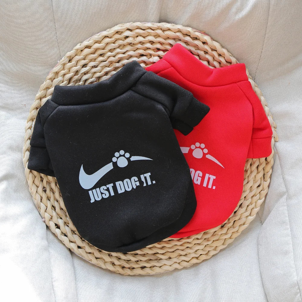 Roupas para animais de estimação de outono e inverno, bonito inglês carta veludo em torno do pescoço com capuz, super fofo gato e cachorro roupas universais, fashionab